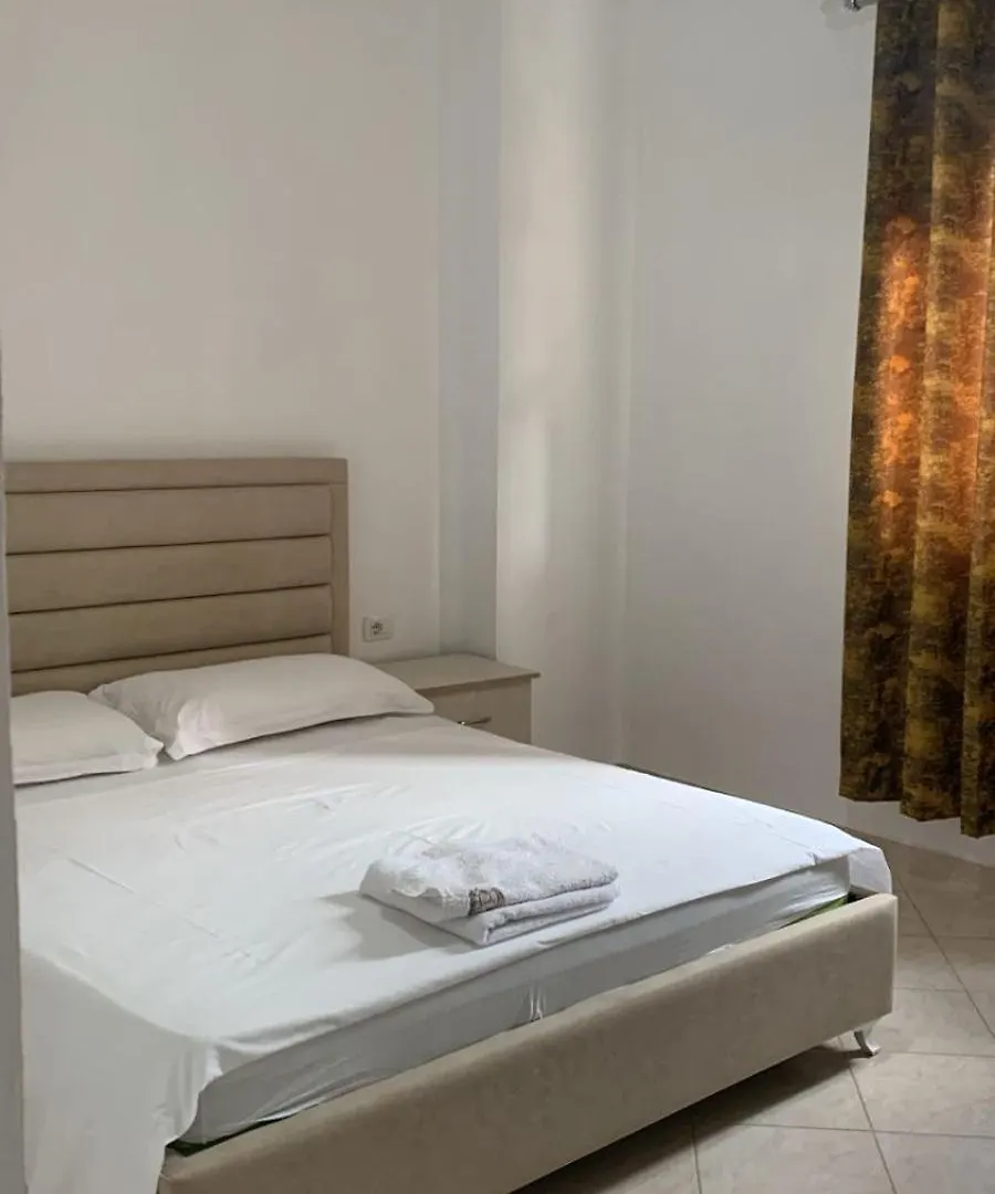 アパート Enzo Guesthouse Vlorë アルバニア